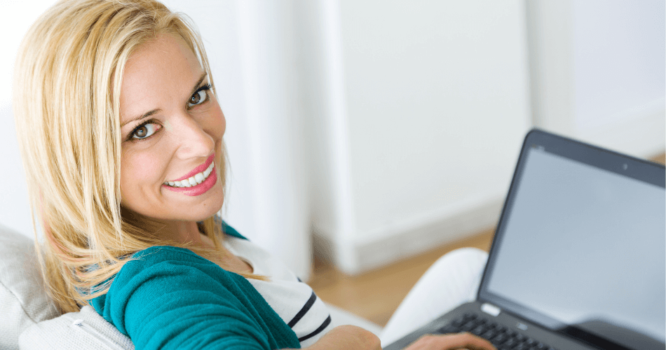 Dell gebrauchte Laptop Notebook gebraucht mit Garantie kaufen Frau mit Laptop